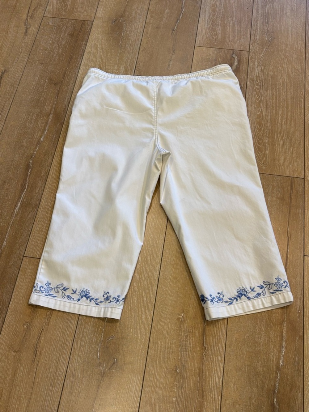 Erika Blue Floral Embroidered White Capri Pants - Size Large - Picture 3 of 9